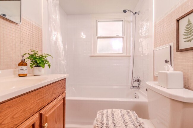 Building Photo - Beautiful 3-bedroom, 1-bath bungalow in North Royal Oak