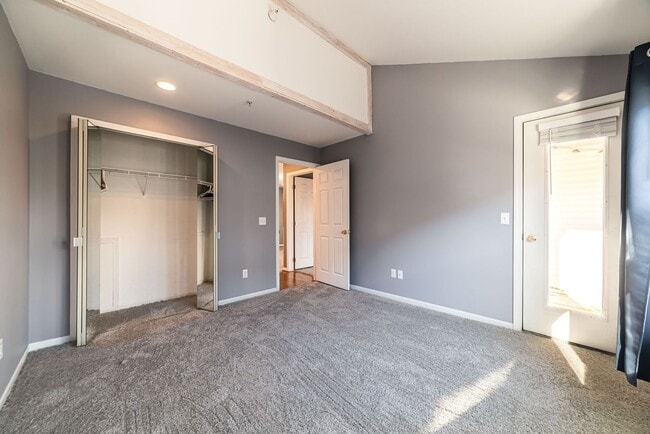 Building Photo - $1975 - Beautiful 2 Bedroom Condo with 2 bathrooms