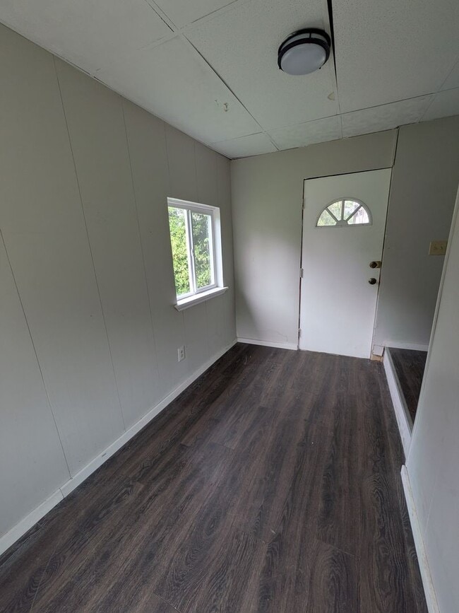 Building Photo - 2 bed 1 bath with 1st floor laundry and of...