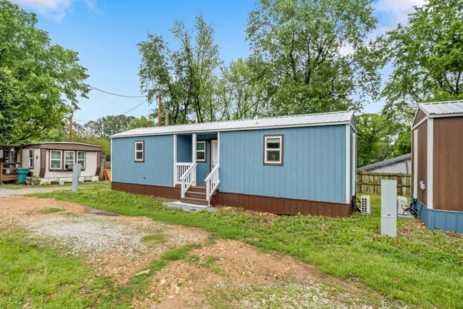Building Photo - 403 E Roller Ave