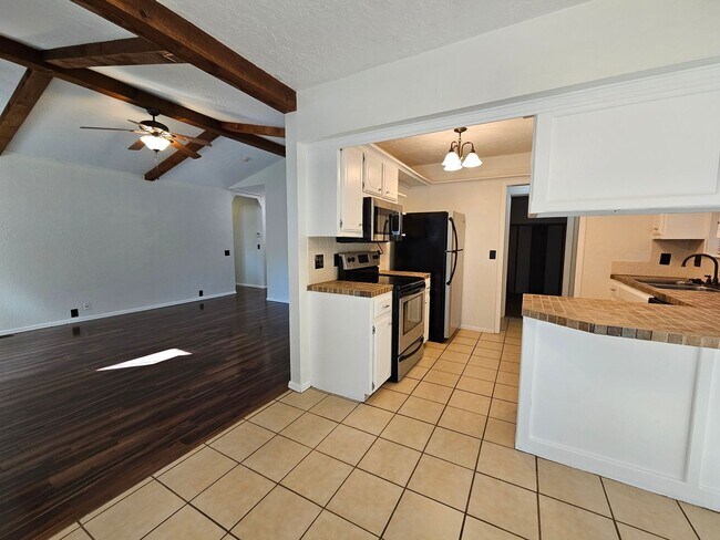 Building Photo - (3) Bed/(2) Bath Avail NOW! Oakhurst Addition!