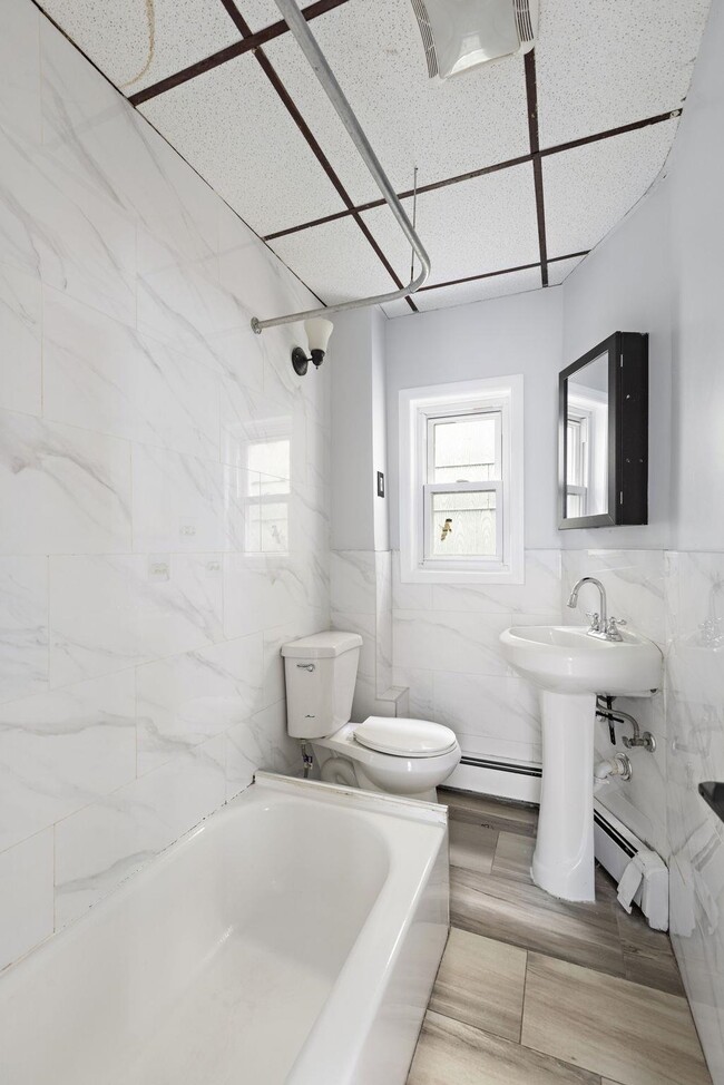 Building Photo - 28 E 49th St