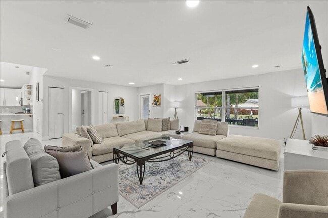 Building Photo - 5136 Beechwood Rd