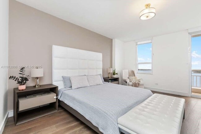 Building Photo - 808 Brickell Key Dr