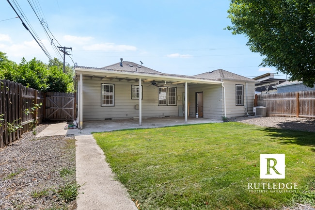 Building Photo - Central Medford Cutie