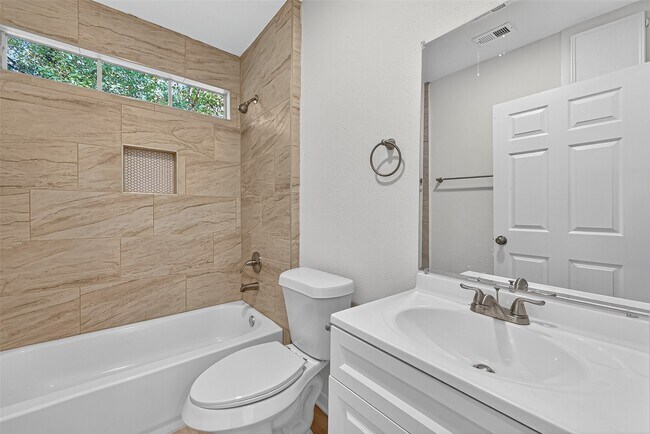 Building Photo - 16643 Lake Cir