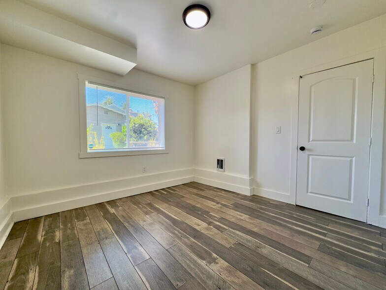 Building Photo - 827 30th St