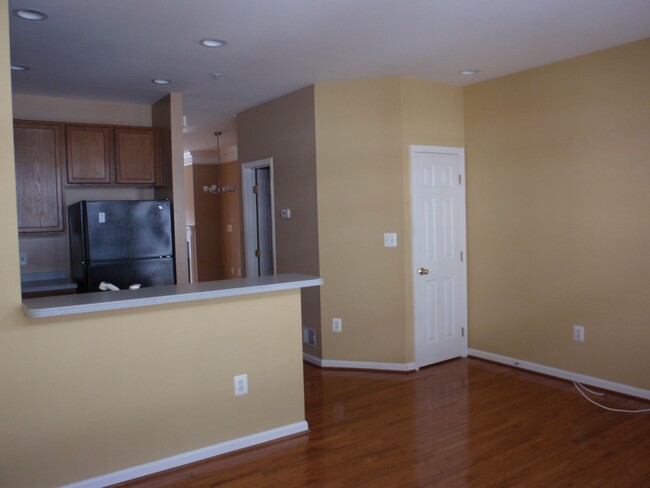 Building Photo - Spacious 3 bed 2.5 Bath Brick Townhouse in...