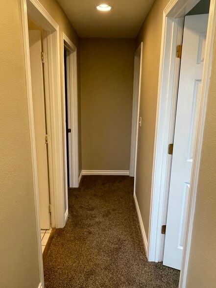 upstairs hallway - 4368 Imperial Dr