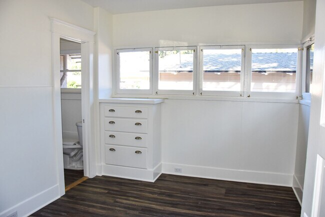 Building Photo - Grand (384-394) South