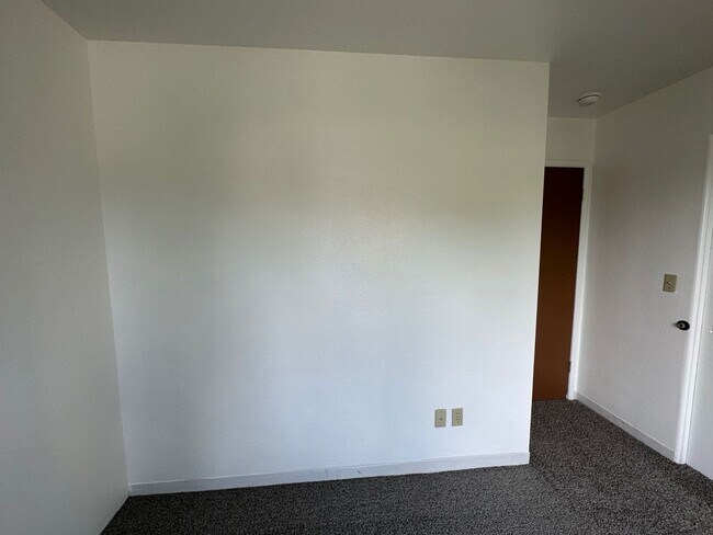 Building Photo - 2 BD, 1 BA Apartment Nestled Back on a Culd-de-Sac