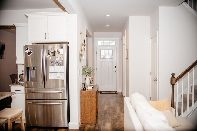 Building Photo - 220 Callie Dr