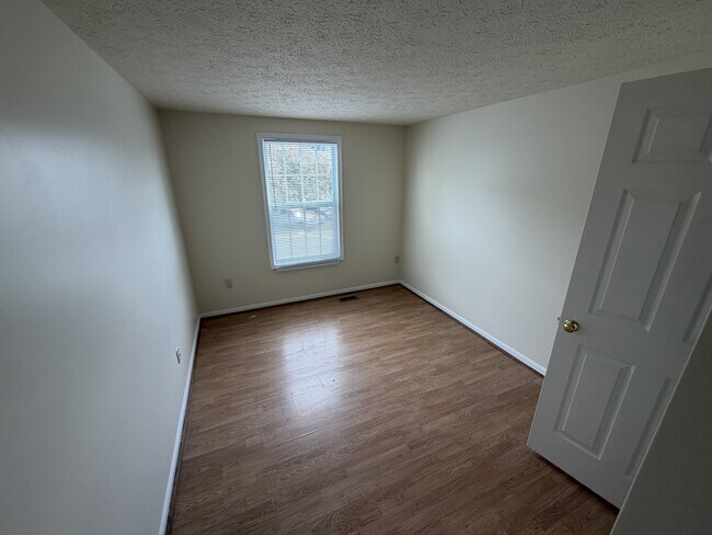 Building Photo - 542 Hollyberry Way