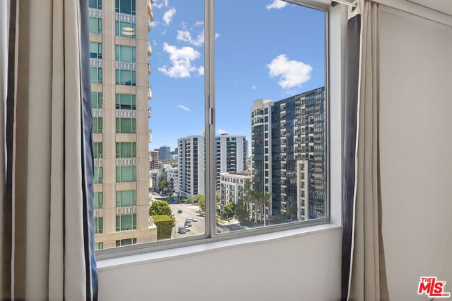 Building Photo - 10747 Wilshire Blvd