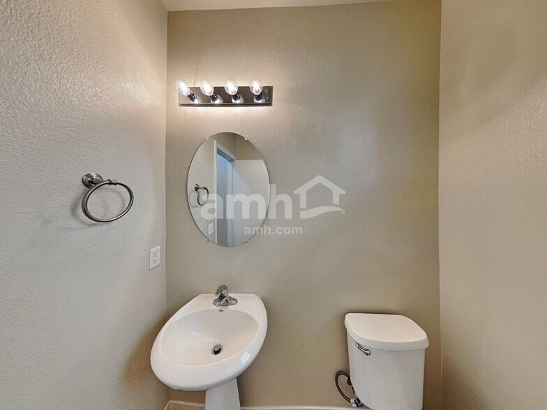 Building Photo - 8802 Salvestrin Point Ave