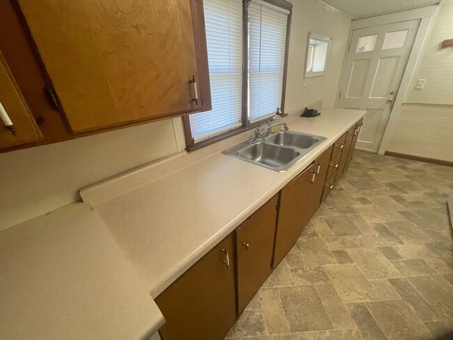 Building Photo - 2 bedroom 1 bath house available