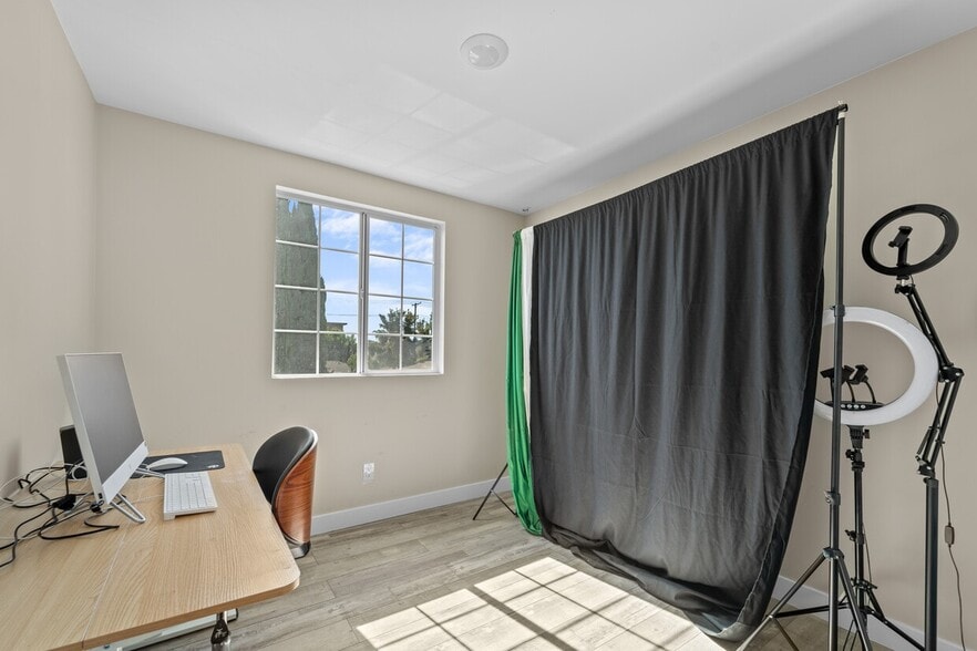 Self-Tape Room - 6669 De Longpre Ave