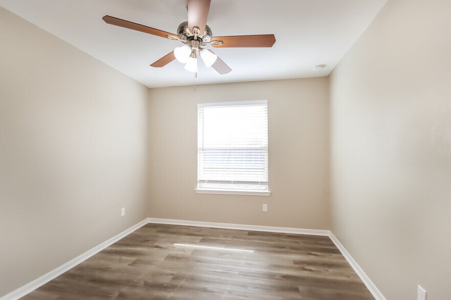 Building Photo - 10519 Sun River Falls Dr