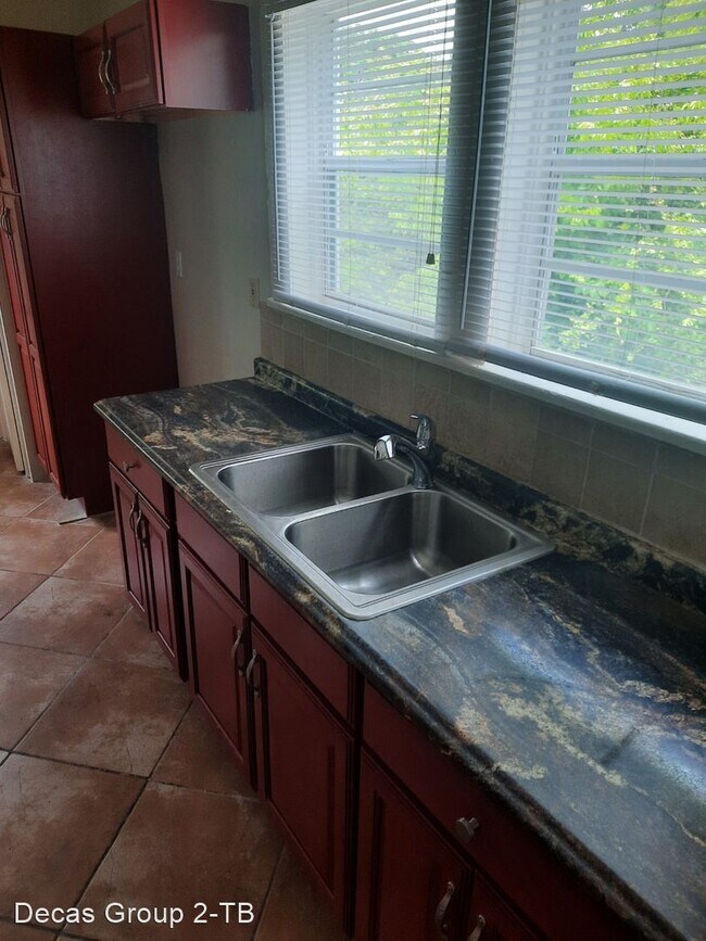 Building Photo - 3 br, 1.5 bath House - 650 Maple St