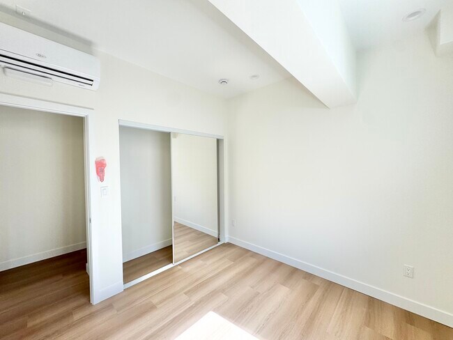 Building Photo - 1135 S Doheny Dr