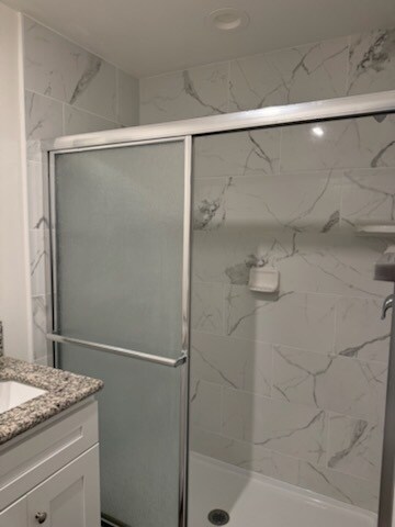 Walk in shower 1st floor - 471 E Newlove Dr