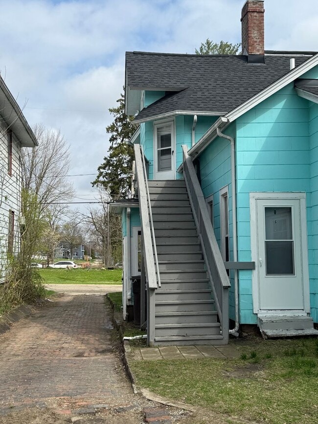 Building Photo - 311 W Mason St