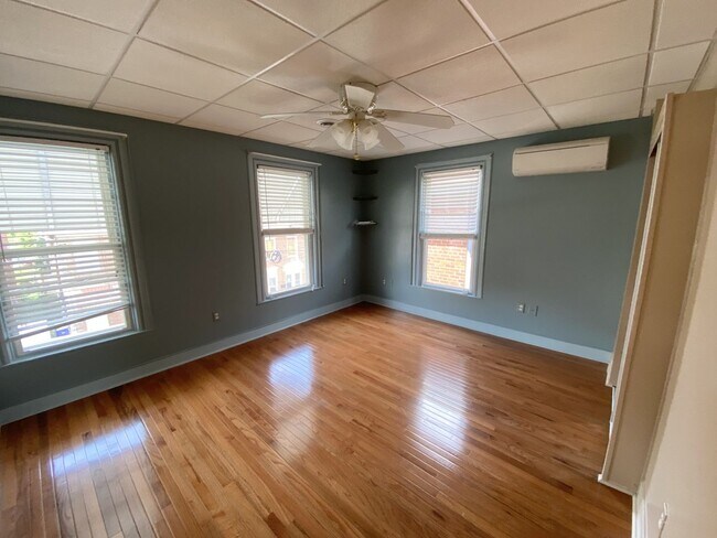 Building Photo - 3 Bedroom 1.5 Bath Private Home Must See K...