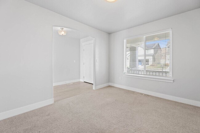 Building Photo - 6 Bedroom 3.5 Bathroom House in Saratoga Springs!