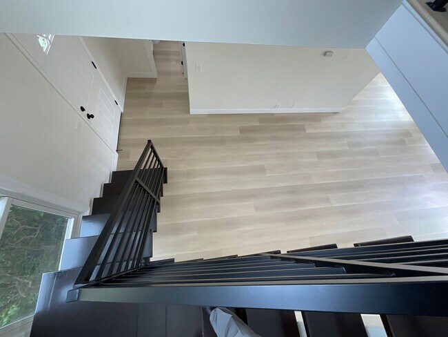 Building Photo - Villa Pacific: Remodeled 2 Bedroom 1.5 Bath Attached Townhouse,