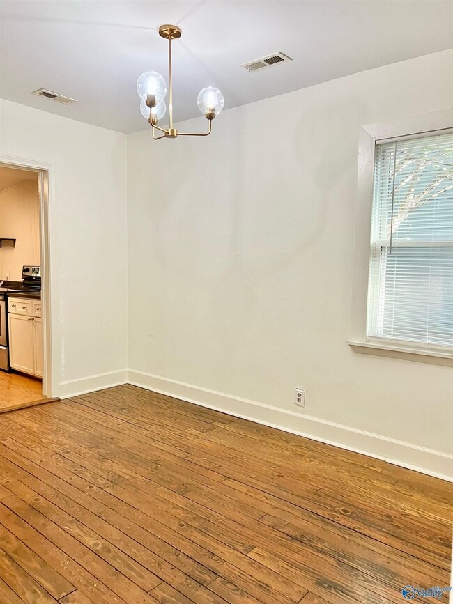 Building Photo - 2019 Vanderbilt Dr SW