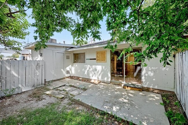 Building Photo - 903 N Meadows Dr
