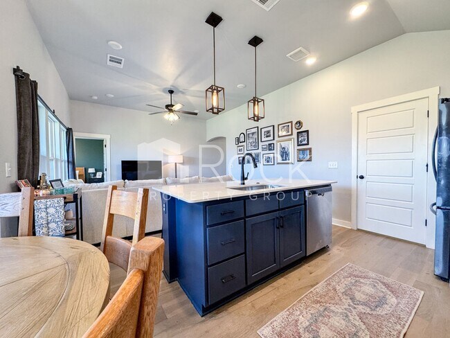 Building Photo - 3-bedroom home with Storm Shelter in Westmoore area