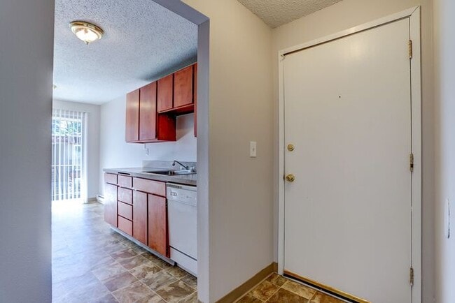 Building Photo - Remodeled 2x1 unit Ground level unit!