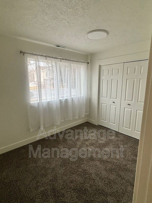 Building Photo - 741 1420 W