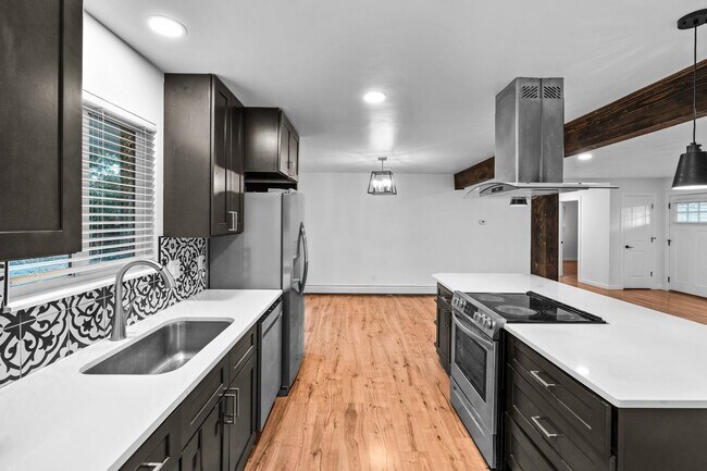 Building Photo - Charming and Renovated 4 Bedroom 2 Bathroo...