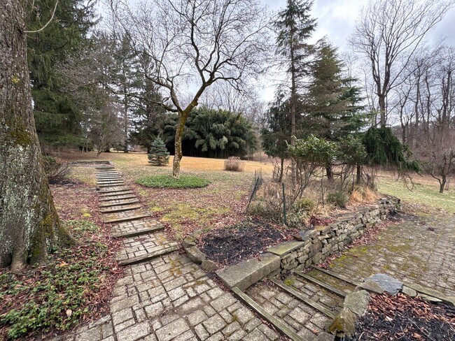 Building Photo - Charming Stacked stone Farm house 3 bedrooms 1 1/2 bathrooms
