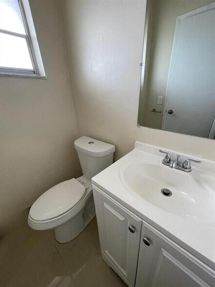 Building Photo - 5120 SW 40th Ave