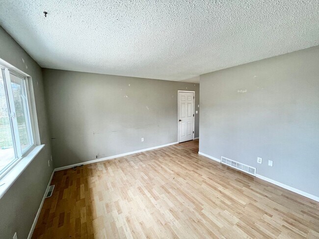 Building Photo - New on the Market! Charming 3-Bed, 1.5-Bat...