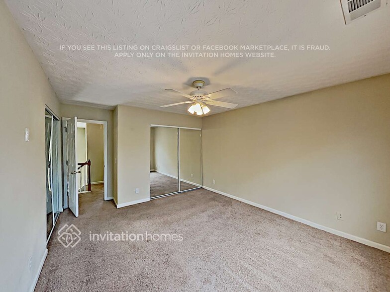 Building Photo - 573 W Oaks Dr