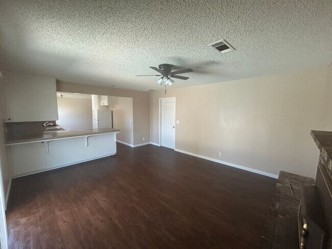 Building Photo - Stay cool in Lemoore in this spacious home...