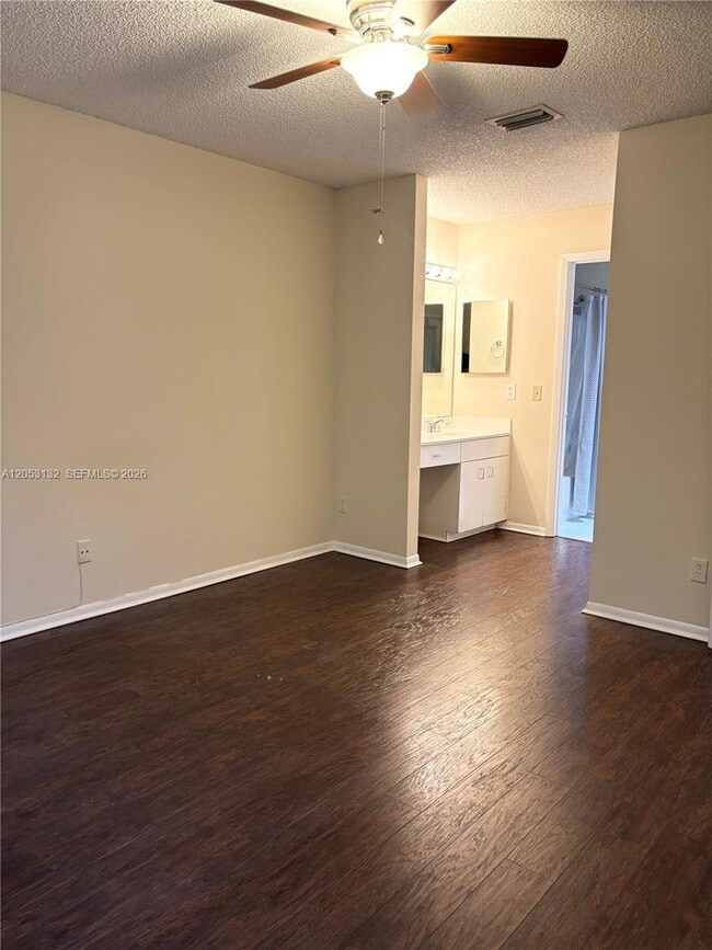 Building Photo - 1040 Coral Club Dr