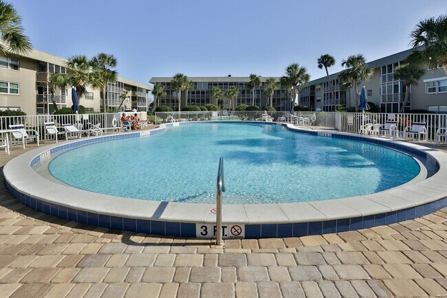 Building Photo - Intracoastal 2 bed/ 2 ba condo with lots o...