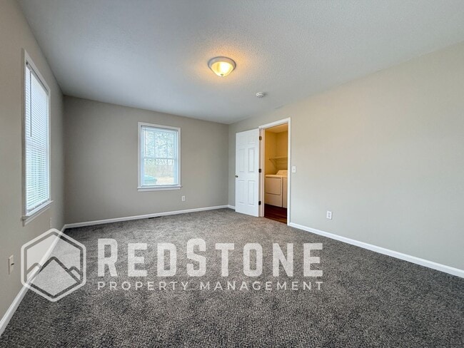 Building Photo - 921 E Haggard Ave