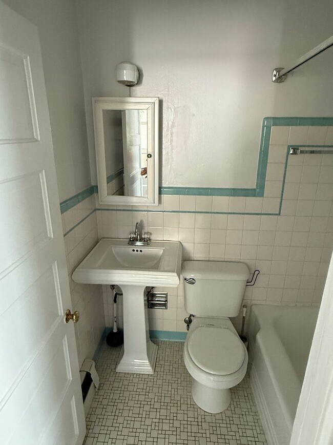 Building Photo - Beautiful one bedroom in the heart of the ...