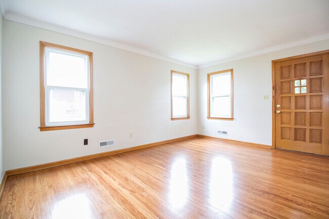 Building Photo - 320 Somerset St