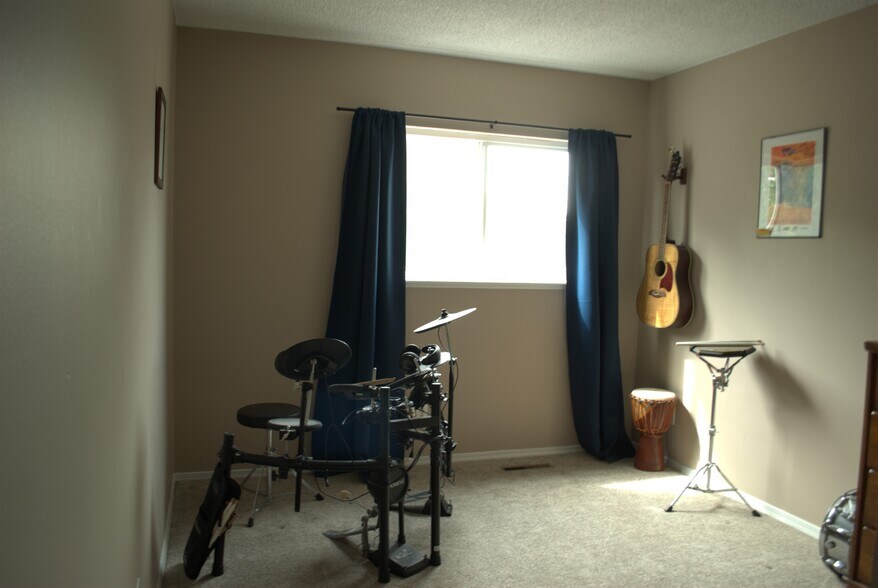 Upstairs bedroom 2 - 1330 Coulter St