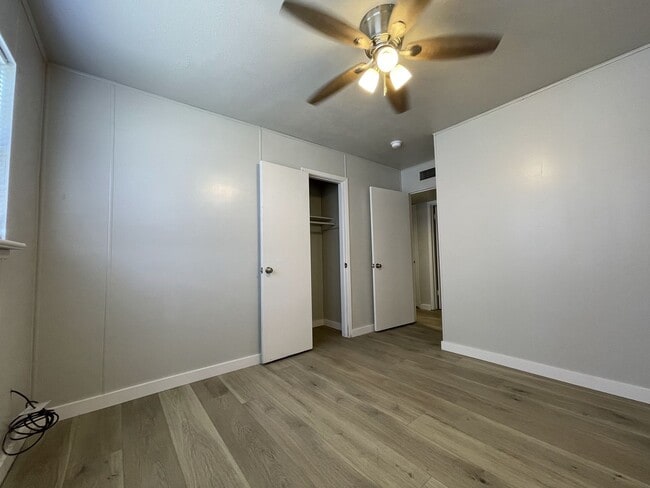 Building Photo - Newly renovated 3/1 with fenced back yard ...