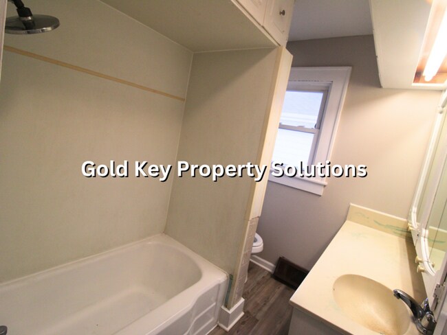 Building Photo - Updated 2 BR 1 BA House with Central Air and Garage (SECTION 8 APPROVED)