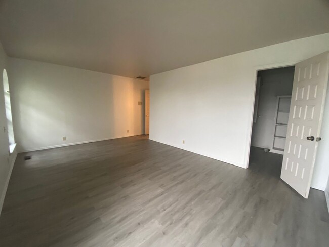 Building Photo - Spacious with great location and neighborh...