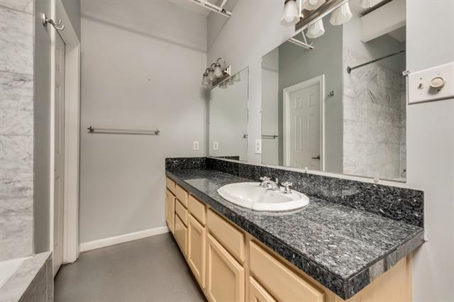 Building Photo - 2700 Live Oak St